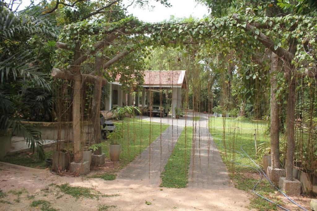 Ceylon Kingsmen Garden Hotel - Katunayake Negombo Exterior foto