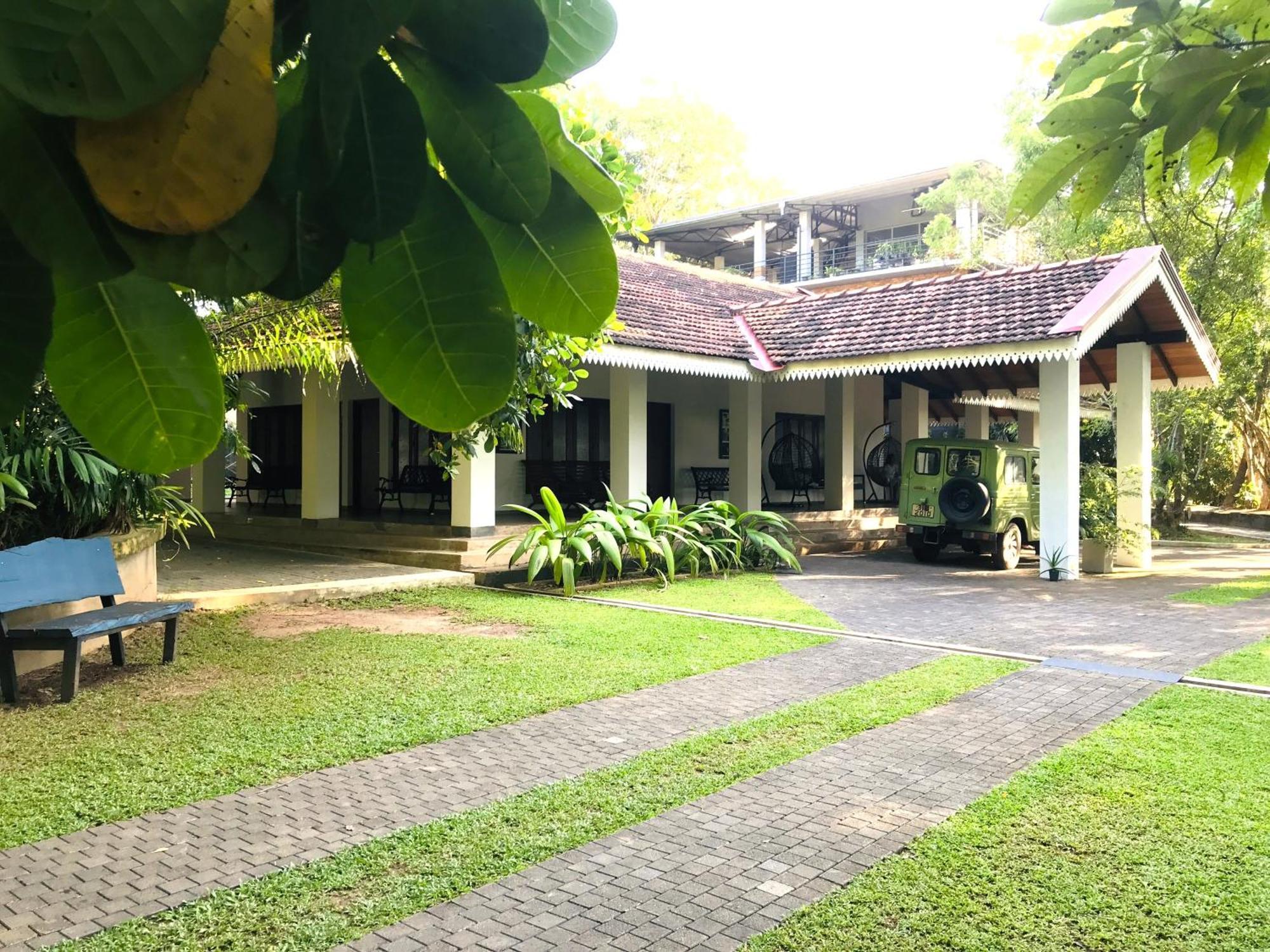 Ceylon Kingsmen Garden Hotel - Katunayake Negombo Exterior foto